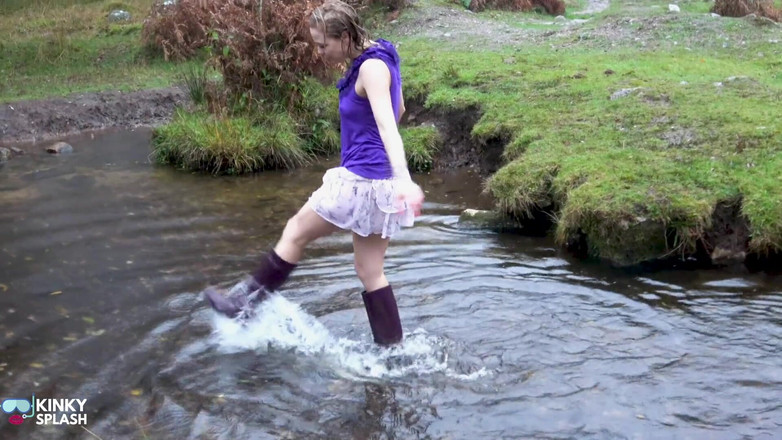 UKCuteGirl: Welly sploshing en bottes et pas de culotte !
