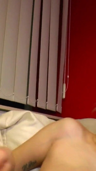Děvka s mokrou kundičkou roztaženou její oblíbenou hračkou-3