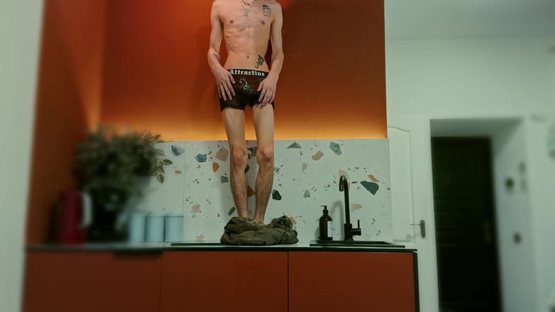 HotDogs studio: Twink si diverte nella cucina dello studio