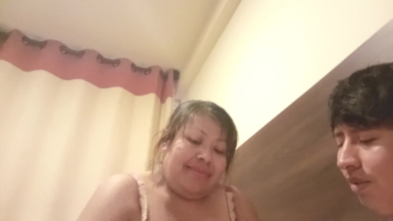 Moo DBOXXX: मैं एक अकेली माँ के साथ यौन संबंध रखता हूँ जिससे मैं फेसबुक पर मि ला था