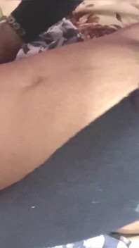 Une petite amie desi indienne vigoureuse du village se filme pendant une baise