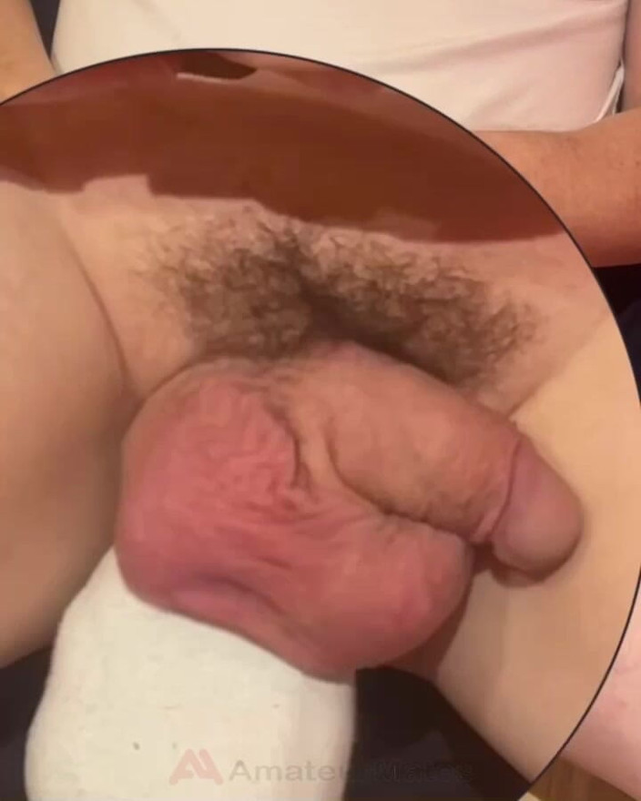 AmateurMates: Grandes Testículos Jugando Con Los Pies