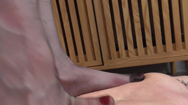 Femdom Austria TS: ゴシックミストレス クラシックシームナイロン 足を舐めて踏みつける!
