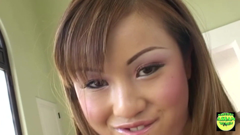 Naughty Asian Women: Super schattige Aziatische lieverd wordt in haar gezicht geneukt en...