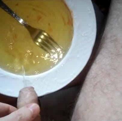 Sex hub male: John se pișă tot pe două plăci