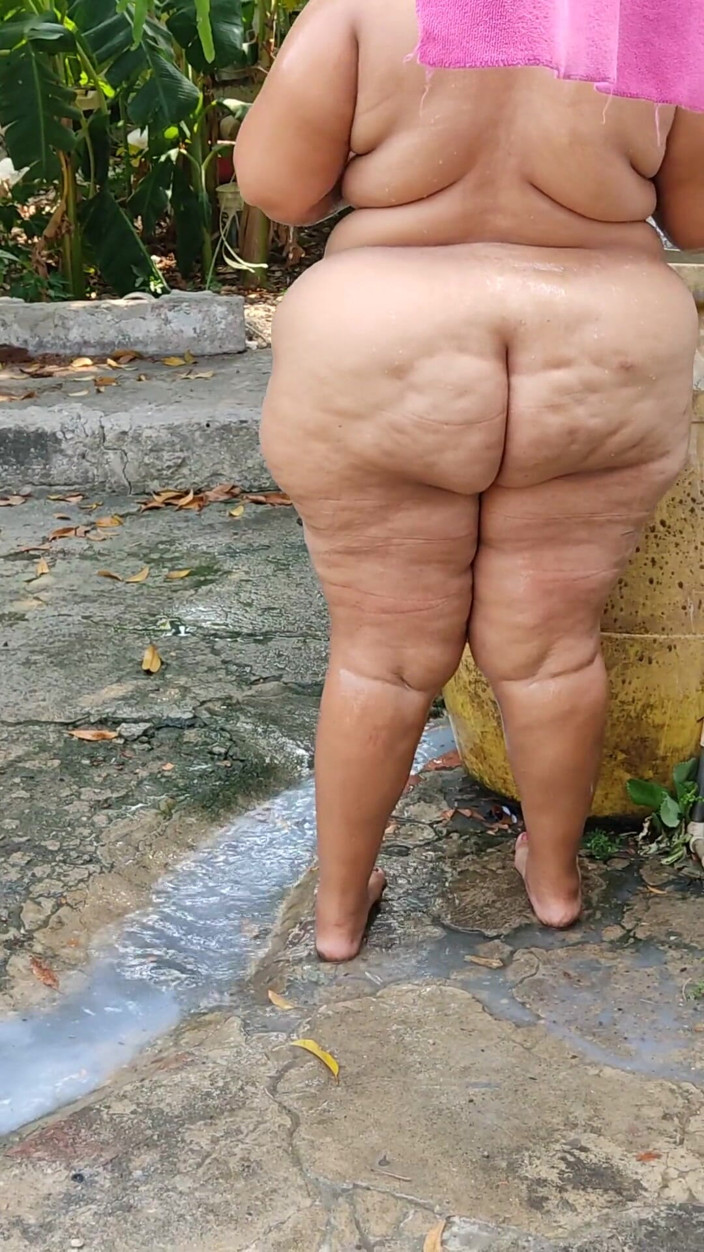 Gordita Culo Rico: 내가 마당에서 목욕하는 동안 내 배다른 아들 스파이.