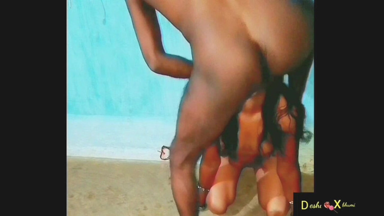 Deshi xbhumi patel: Desi Bhabhi neukte Xbhumi op zijn hondjes. Desi neukte Xbhumi