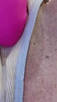 Pinke spielzeug einfügen und muschi-orgasmus