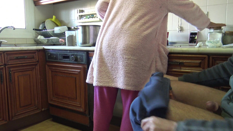 Stepmom Susan: Одягнені жінки, голі чоловіки - збуджена мамка ковтає його сперму після мастурбації