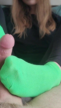 Une chaussette dans des chaussettes aux chevilles vert brillant