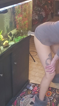Une femme sexy s’enfile un gode pendant que deux amis jouissent sur son gode