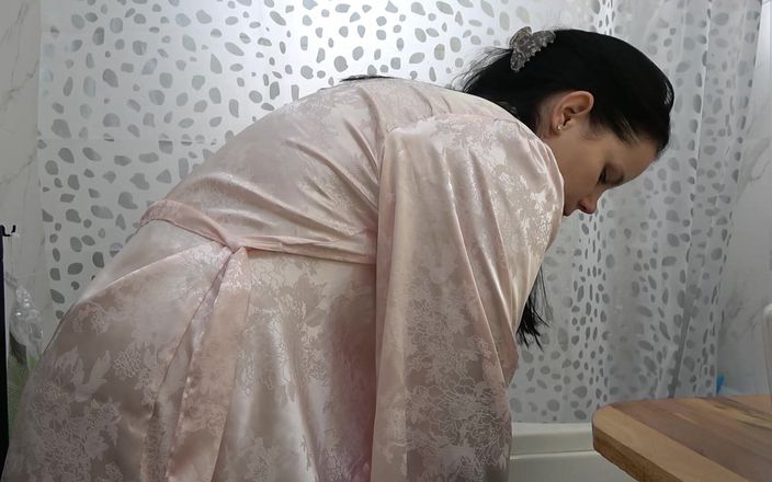 Anna Sky: Anna在浴室里撒尿并自慰