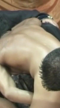 Pedaços musculosos em pêlo apaixonadamente com facial explosivo