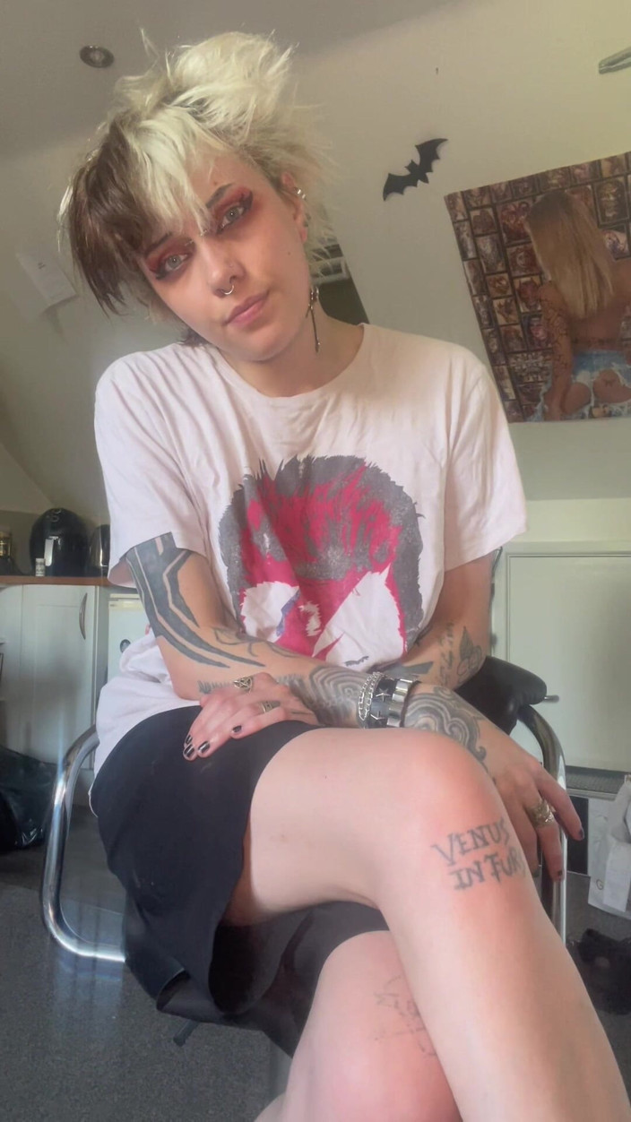 Glitterqueen1999: Dünne Goth, riesiger bauch, schnelle Schwangerschaft in der Arztpraxis