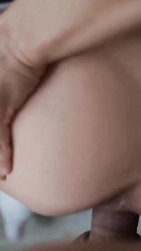 官能的な朝のセックス。彼女の小さな膣の中出しが溢れ出す