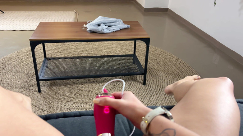 cxlila: Aku mergokin adik tiriku lagi asik masturbasi, dan dia minta...