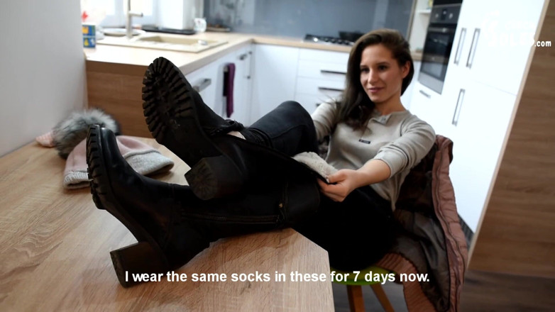 Czech Soles - foot fetish content: Kto chce powąchać moje skarpetki i buty?