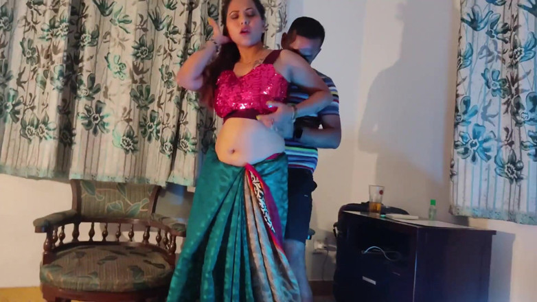 Anjalisingh_sexy: En chef knullade sin desi vackra sekreterare