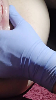 Close-up kontgaatje dat zich thuis uittrekt door mijn partner
