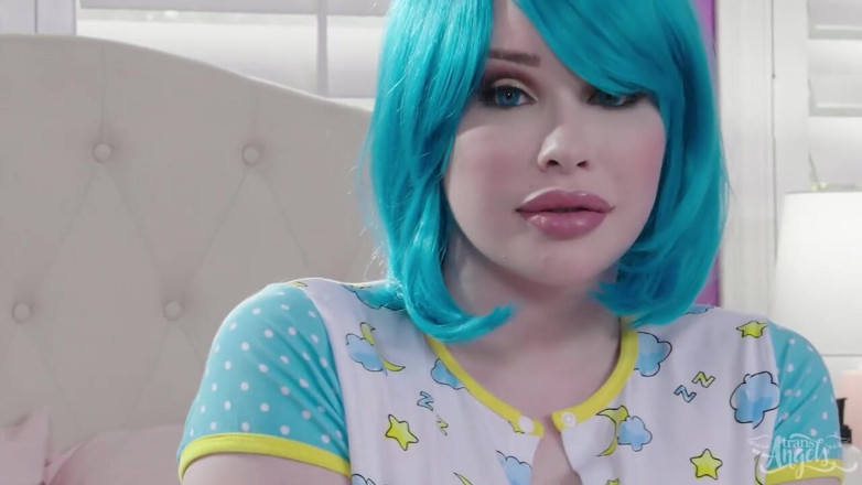 Trans Angels: ¡Vestida como adorable muñeca, Sarina Valentina en un show sensual...