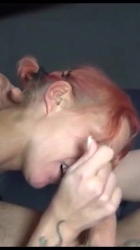 Cewek mungil rambut merah nyepong kontol dan ngentot memeknya sampai dicrot di mulut