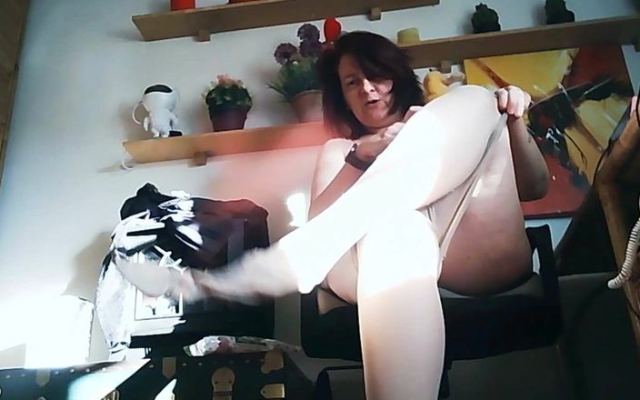 Nicoletta Embassi: Ibu tiri Italia bikin stokingnya penuh dengan jus vagina