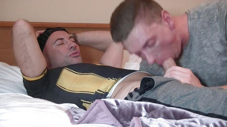 YOUNG FUCKED BY OLDER: Tyougn koleś Illy fucked barebakc przez starszego