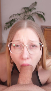 4K-Babe ist schlecht, wenn sie eine große Menge Sperma in den Mund bekommt