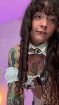 Giantess Dziewczyna uwielbia małych facetów i na jej twarz