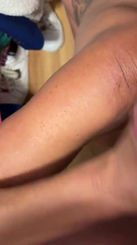 MILF Tatiana Steele dá a Ian um boquete no armário