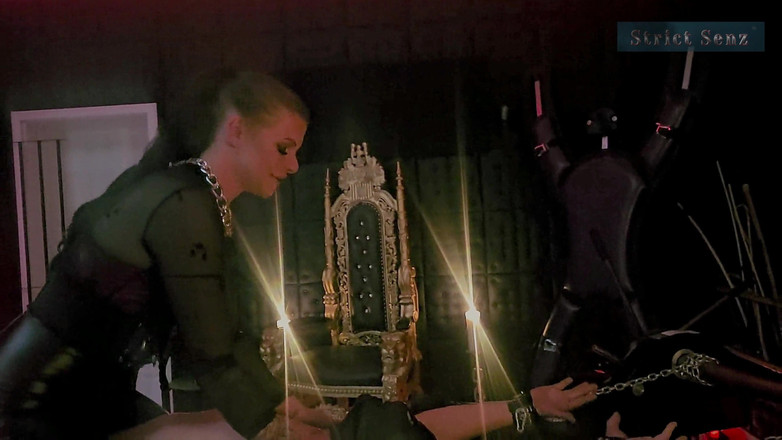 Strict Senz: Stina Stone, Facesitting Avec Un Long Ongles Chatouillage, Étirement Sur Le...