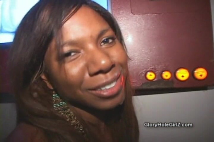 Glory Hole Girlz: Özensiz oral seks siyah piliç glory hole sperm yiyici!
