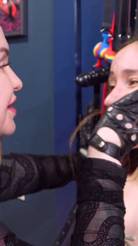 Herrin elysia knallt sklaven mila gegen die wand, um hand über ihr gesicht zu legen, und endet mit dampfend-lesbischen BDSM-kuss