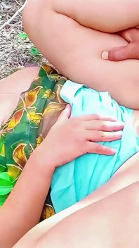 Desi village Bhabhi seks in de jungle met Devar, Bhabhi's strakke poesje neuken door haar vriendje Devar, xxx video