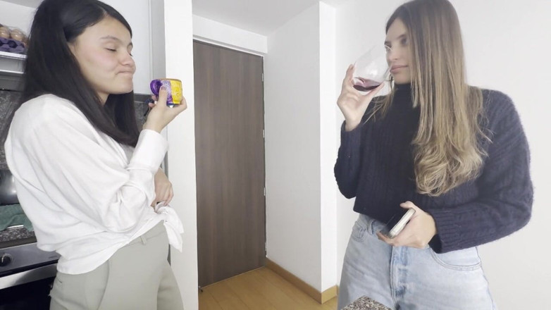 scarlettandc: Mantan pacarku datang ke rumahku untuk saat suamiku lagi di...