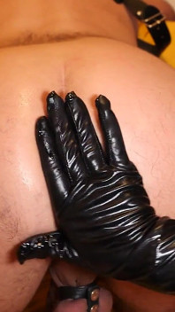 Kika Kiki und Ziliam: Strapon and fisting action with a human table slave