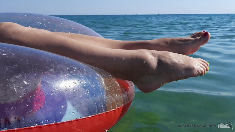 Mistress Legs: Сексуальні босі ноги і пальці на морі
