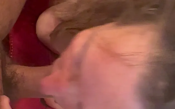 Bonewizzard69: La milf regina lentigginosa dagli occhi verdi gattona per papà...