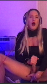 Sissy super sexy si masturba da sola in cam