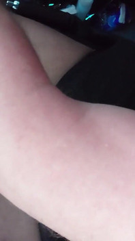 Malý penis v lehkých punčocháčích při řízení auta
