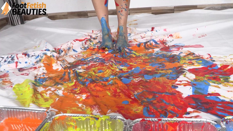 Foot Fetish HD: Brunetka Diva si kabátuje chodidla a ruce barvou a vytváří...