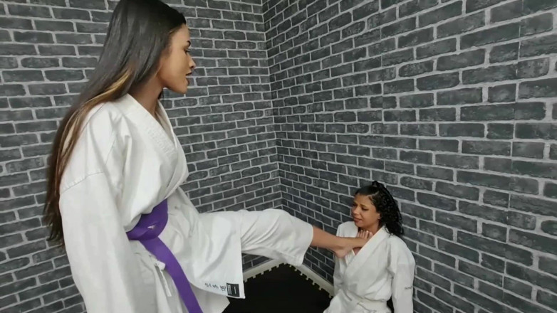 FetishKing: Lupta karate Amanda VS Nataly - lovituri puternice cu picioare de...