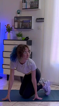 1. lekce jógy pro Sadsilly – její učitelka přechází od meditace k penetraci – Fit Sex Teacher Yoga French