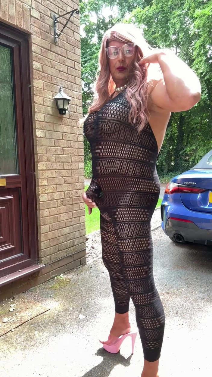 Kellycd2022: 穿着性感黑色紧身连衣裤和高跟鞋的性感 Crossdresser Kellycd2022