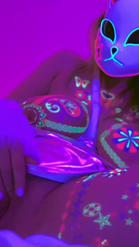 Neon Glow, Massive Titten, Maskiertes Hottie Wird Wild, Solo-masturbation Mit Anime Stöhnen - Lilykoti