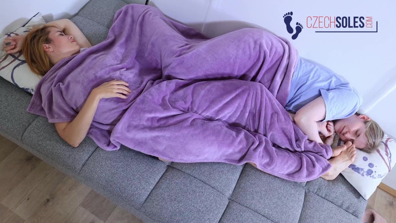 Czech Soles - foot fetish content: Dziewczyna na dziewczynę wielbienie stóp i wąchanie w łóżku