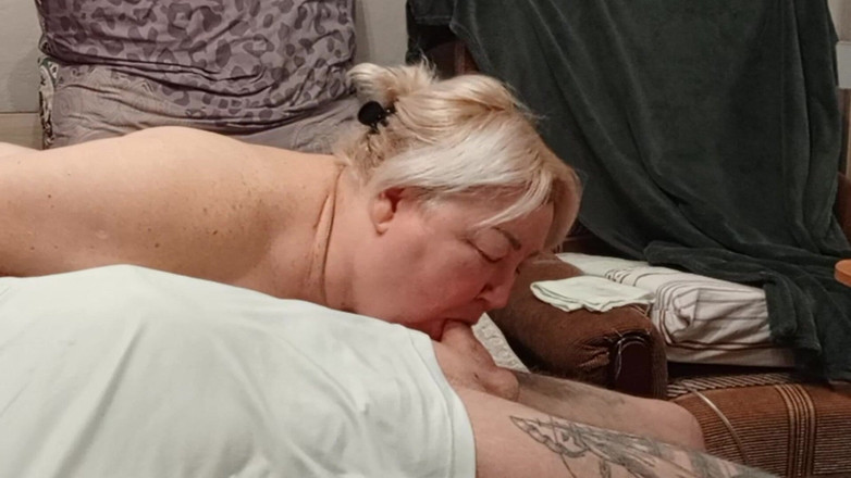 Zona901: Соседка обожает принимать член в горло и глотать сперму