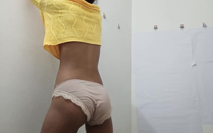 desigirl93: Indian Aunty Showing Pussy and Boobs