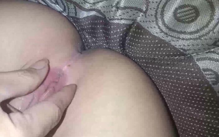 Amazingbeautycum: La vierge de ma copine est encore fraîche, moi seul...