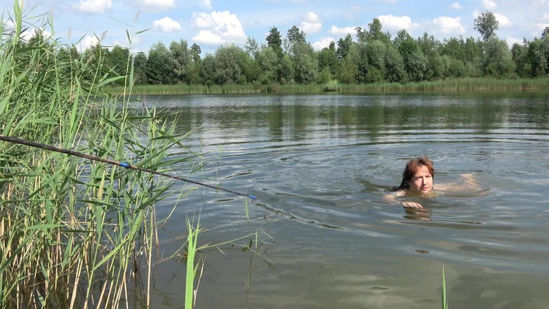 Hera Harding: Hera Harding Shows Wrinkled Feet After Swimming Naked